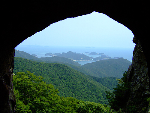 금산 쌍홍문에서 바라본 남해 바다. 